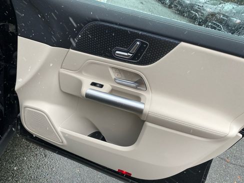 Used 2025 Mercedes-Benz GLA 250 4MATIC image 31