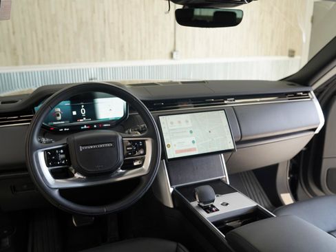 Used 2025 Land Rover Range Rover SE AWD/4WD image 11