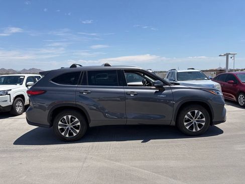 Used 2020 Toyota Highlander XLE FWD image 3