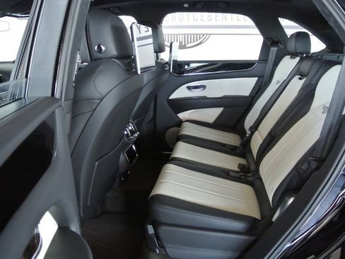 Used 2023 Bentley Bentayga AWD/4WD image 33