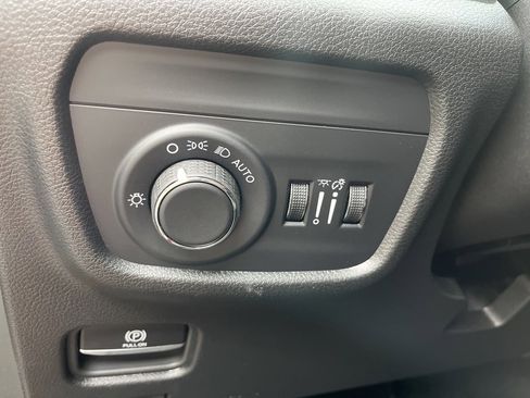 New 2025 Jeep Grand Cherokee Altitude image 11