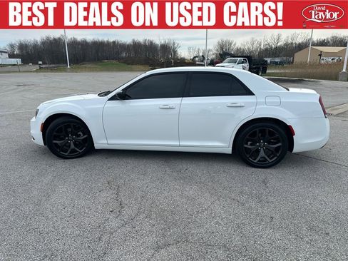 Used 2021 Chrysler 300 Touring w/ Sport Appearance Package RWD image 7