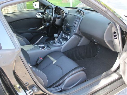 Used 2018 Nissan 370Z w/ Sport Package image 10