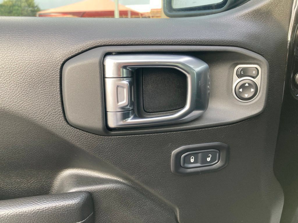 Used 2025 Jeep Gladiator Mojave w/ Convenience Group AWD/4WD image 12