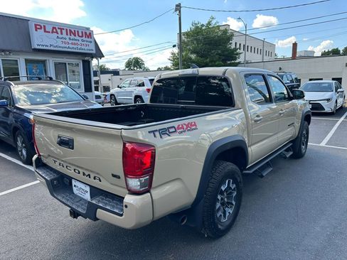 Used 2017 Toyota Tacoma TRD Off-Road w/ Premium & Technology Package AWD/4WD image 3