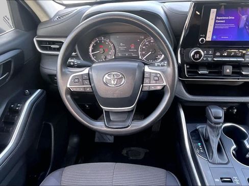 Used 2023 Toyota Highlander L FWD image 6