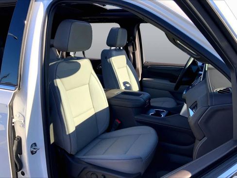 Used 2023 GMC Yukon SLT w/ SLT Premium Package AWD/4WD image 8
