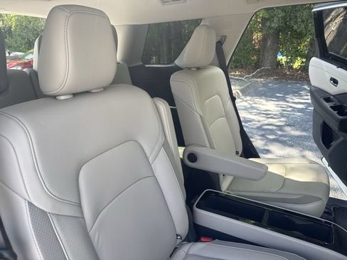 Used 2024 Nissan Pathfinder SL w/ SL Premium Package FWD image 11