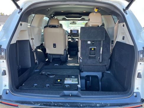 Used 2021 Toyota Sienna Limited image 27
