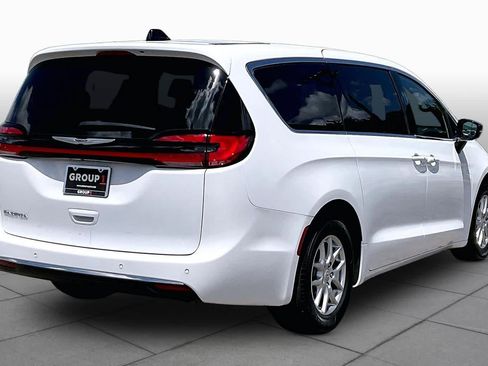 Used 2025 Chrysler Pacifica Select FWD image 12