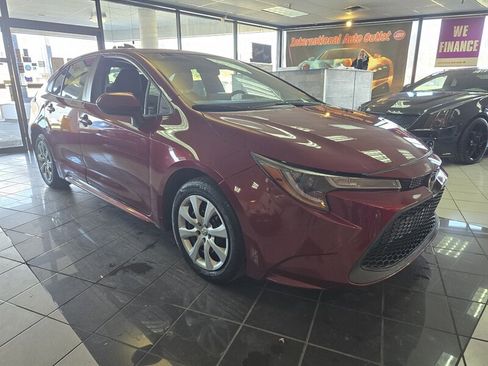 Used 2022 Toyota Corolla LE image 3