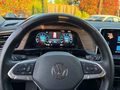 Used 2025 Volkswagen Atlas SE image 31