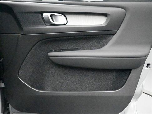 Used 2025 Volvo XC40 B5 Core image 31