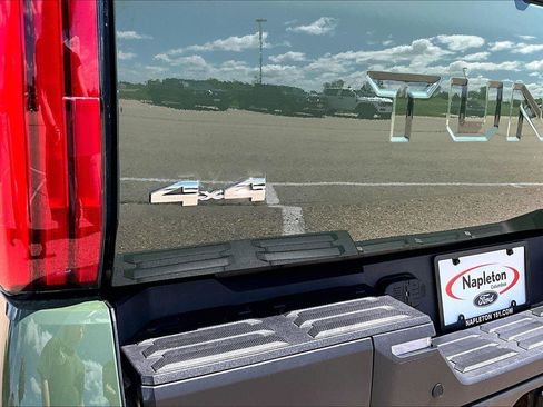Used 2022 Toyota Tundra SR5 w/ SR5 Convenience Package AWD/4WD image 10