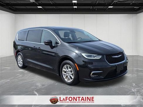 Used 2023 Chrysler Pacifica Touring-L FWD image 7