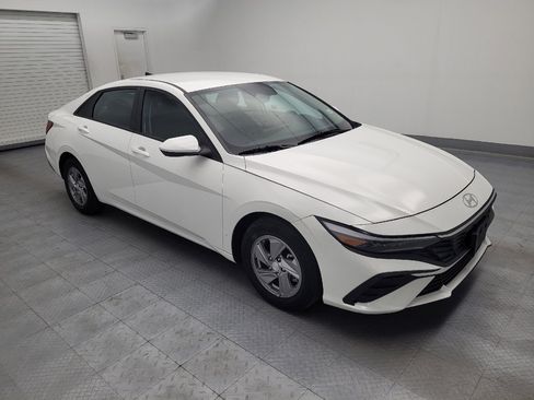 Used 2024 Hyundai Elantra SE FWD image 11