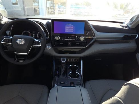 Used 2023 Toyota Highlander L image 12