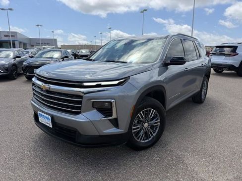 Used 2026 Chevrolet Traverse LT FWD image 3