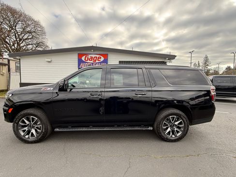 Used 2024 Chevrolet Suburban Z71 w/ Luxury Package image 3