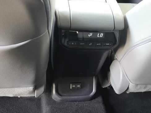Used 2023 Toyota Highlander XLE FWD image 12