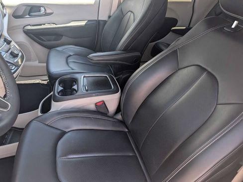 Used 2023 Chrysler Pacifica Touring-L AWD/4WD image 12
