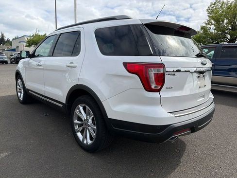 Used 2018 Ford Explorer XLT w/ Equipment Group 202A FWD image 3