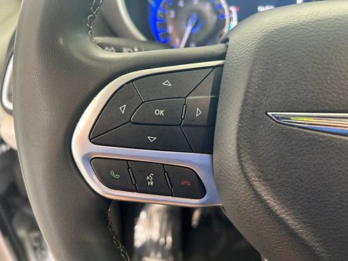 Used 2024 Chrysler Pacifica Touring-L FWD image 43