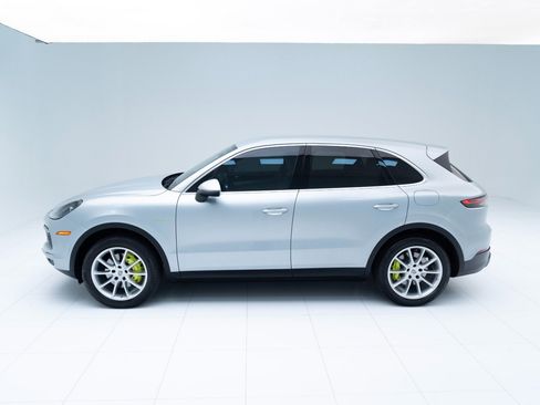 Used 2022 Porsche Cayenne E-Hybrid image 2