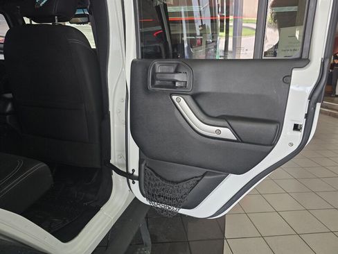 Used 2015 Jeep Wrangler Unlimited Sahara w/ Dual Top Group AWD/4WD image 15