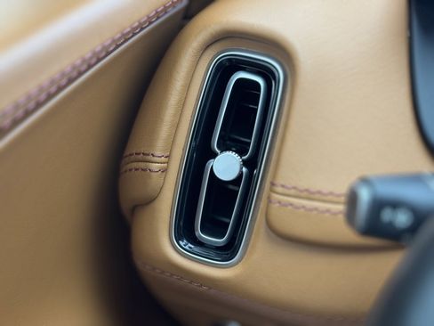 Used 2021 Aston Martin DBX image 11