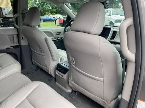 Used 2020 Toyota Sienna XLE FWD image 28