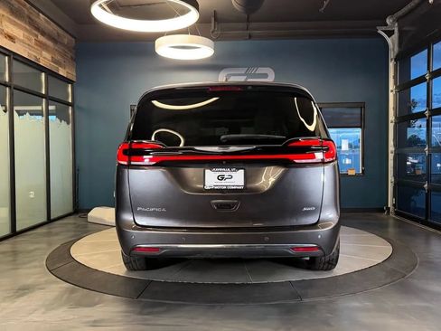 Used 2021 Chrysler Pacifica Touring-L w/ Uconnect Theater Family Group AWD/4WD image 4