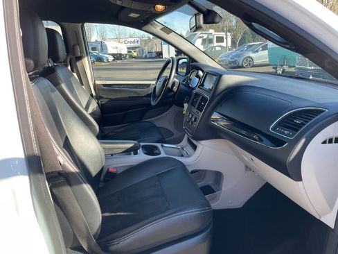 Used 2019 Dodge Grand Caravan SXT image 12