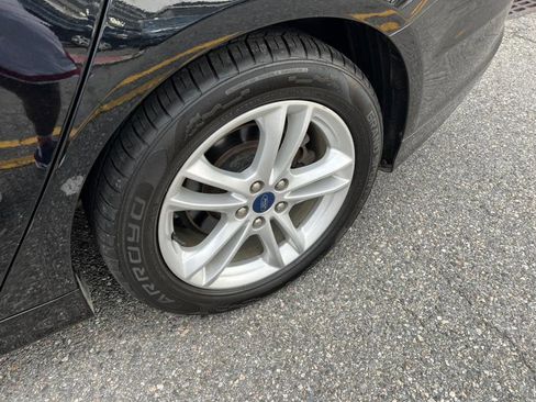 Used 2018 Ford Fusion SE w/ Fusion SE Technology Package image 16