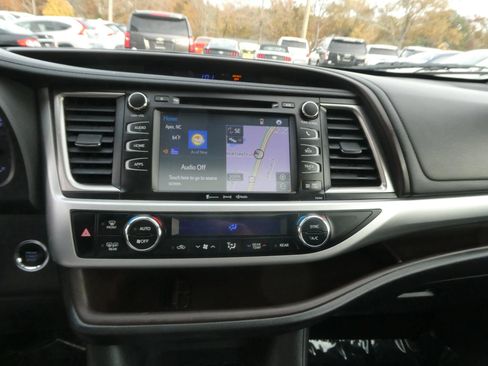 Used 2019 Toyota Highlander XLE image 22
