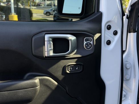 Used 2024 Jeep Wrangler Unlimited w/ Convenience Group AWD/4WD image 15