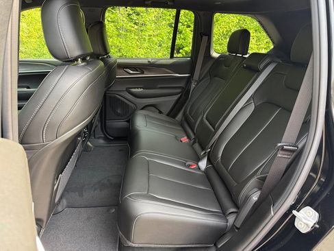 New 2025 Jeep Grand Cherokee Limited w/ Luxury Tech Group II image 15