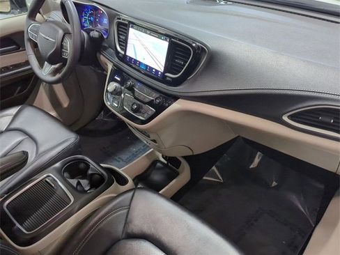 Used 2024 Chrysler Pacifica Select image 28