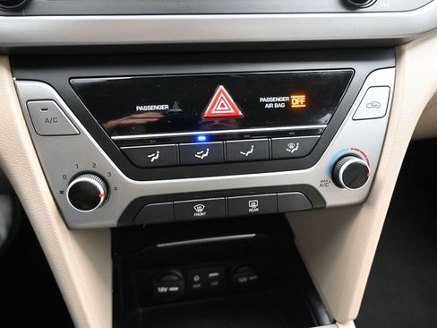 Used 2017 Hyundai Elantra SE w/ Cargo Package image 18