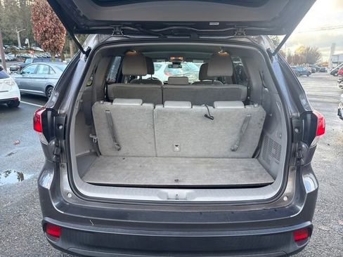 Used 2018 Toyota Highlander LE image 12