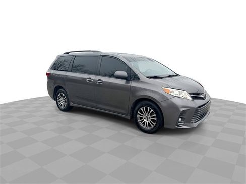 Used 2020 Toyota Sienna XLE image 2