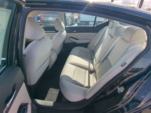 Used 2021 Nissan Altima 2.5 SV w/ SV Premium Package image 14