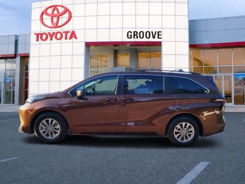 Used 2024 Toyota Sienna LE FWD image 2