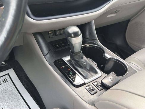 Used 2017 Toyota Highlander XLE AWD/4WD image 21