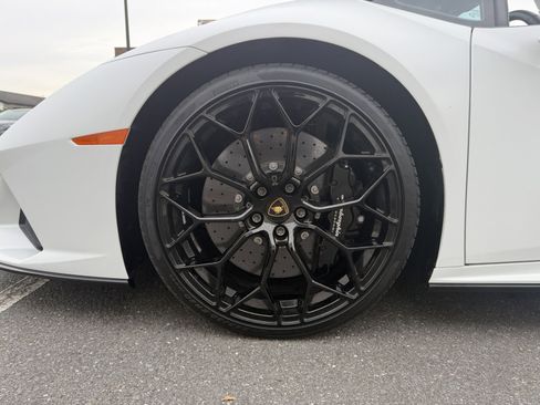 Used 2024 Lamborghini Huracan EVO image 12