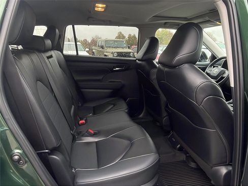 Used 2025 Toyota Highlander XLE image 16