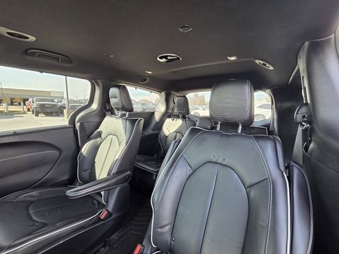 Used 2021 Chrysler Pacifica Limited w/ Uconnect Theater Family Group image 25