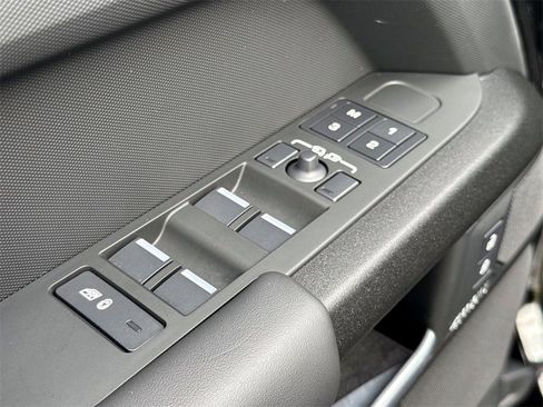 Used 2025 Land Rover Defender 110 V8 image 17