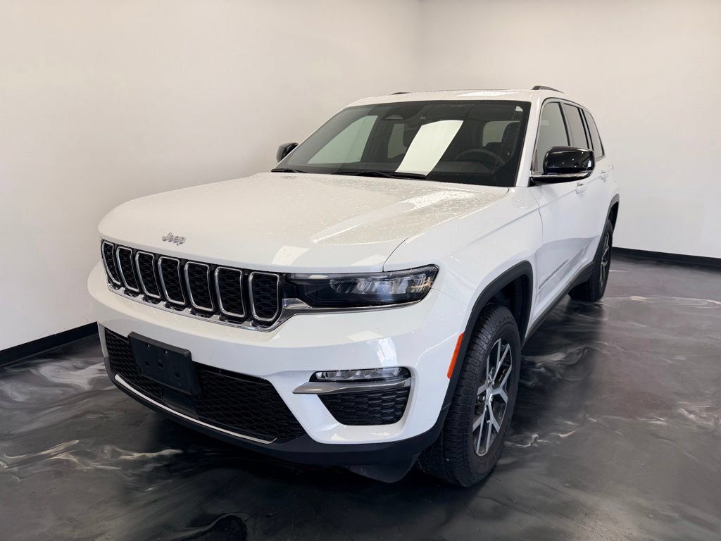 Used 2024 Jeep Grand Cherokee Limited AWD/4WD image 4