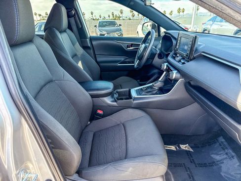 Used 2022 Toyota RAV4 SE image 19